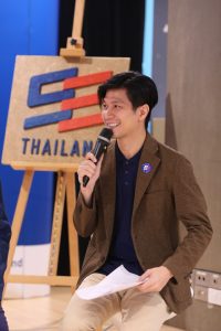 คุณท็อป-พิพัฒน์ อภิรักษ์ธนากร ผู้ดำเนินรายการช่วงเวทีเสวนา